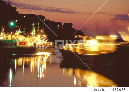 夕景の中の漁船 夕景の中の漁船 1182023