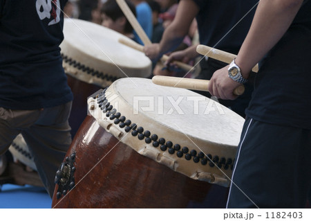 夏祭り会場での和太鼓による集団生演奏ライブのクローズアップ 夏祭り会場での和太鼓による集団生演奏ライブのクローズアップ 1182403