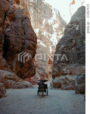 世界遺産　ヨルダン ペトラ　シーク 1182433