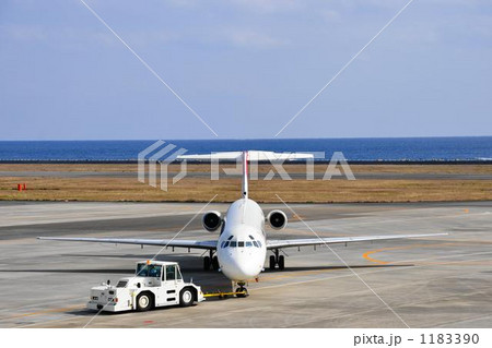 プッシュバックを受ける飛行機 1183390