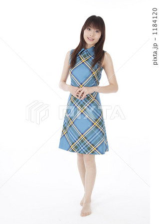 素足で立っている女性の全身 1184120