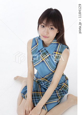 お姉さん座りをした女性の写真素材