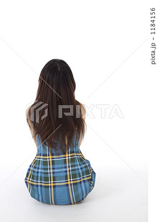 体育座りをしている後ろ姿の女性の写真素材