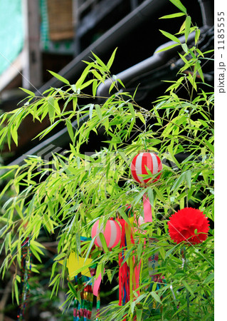 下町の提灯のついた七夕飾り 1185555
