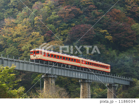 松ぼうき鉄橋を渡る「みまさかスローライフ列車」 松ぼうき鉄橋を渡る「みまさかスローライフ列車」 1186034