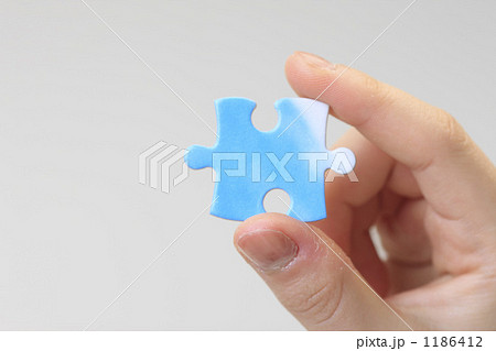 ジグソーパズルと手 1186412