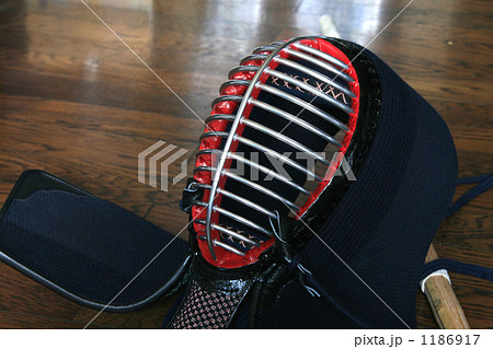 剣道の防具面竹刀後ろ 1186917