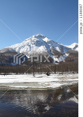 水面に映る焼岳 1188087