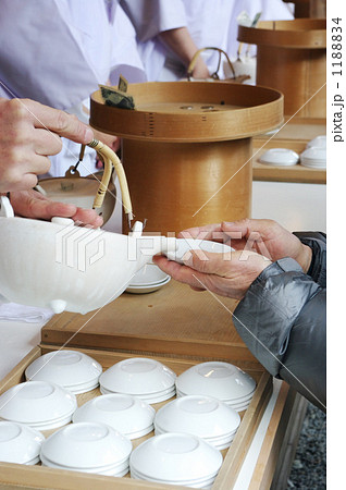 お神酒をいただく 1188834