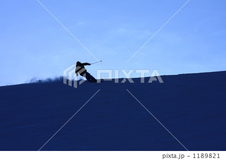 スキーヤーのシルエット 1189821