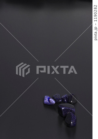 星空の様に輝く石で作った足跡の背景 1190282