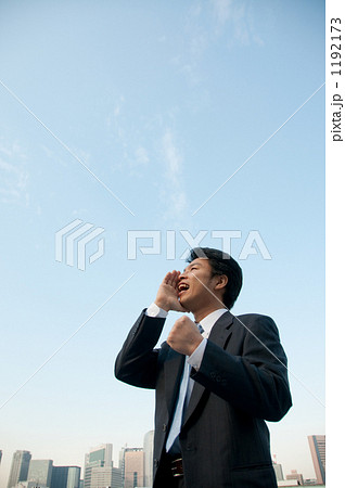 空に向かって叫ぶビジネスマン 1192173