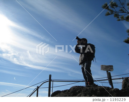 白い雲を撮るカメラマン 1193229