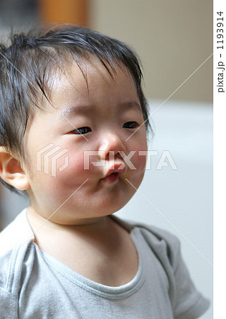 １歳児 ひよこ口の写真素材