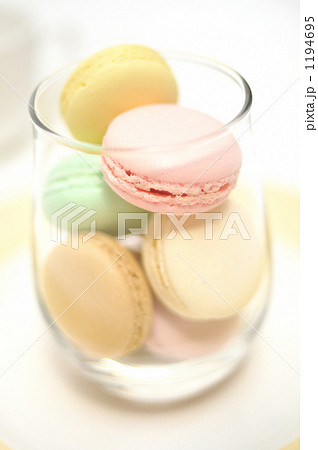 カラフルなフランス洋菓子マカロン。 1194695