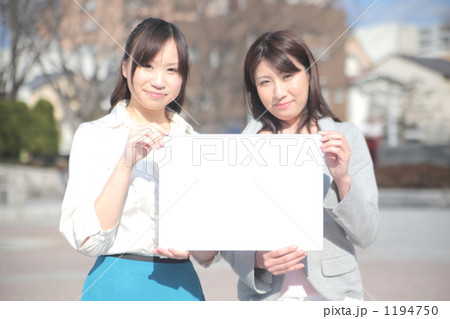 ホワイトボードを持つ２人の女性 1194750