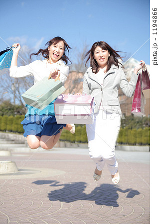 はしゃぐ女性 1194866