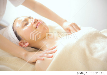 エステを受ける女性 1194940