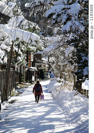 雪の路地裏 1195809