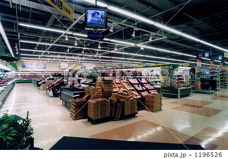 スーパーマーケットの店内 1196526