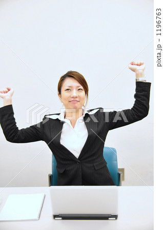 OL　背伸び　デスクワーク 1196763