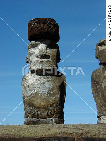 世界遺産　チリ　イースター島　アフ・トンガリキ　モアイ 1197126