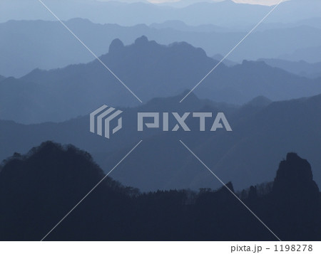 上州妙義山・白雲山から望む筆頭岩と鹿岳の水墨画的山並 1198278