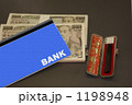 銀行口座通帳・印鑑と現金・金融イメージ 1198948