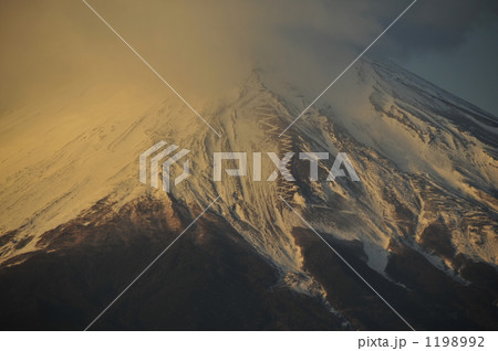 朝日をうける富士山 1198992