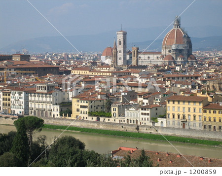 アルノ川とフィレンツェのドゥオーモ 1200859