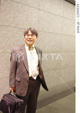 サラリーマンが朝元気に出社したところ サラリーマンが朝元気に出社したところ 1200939