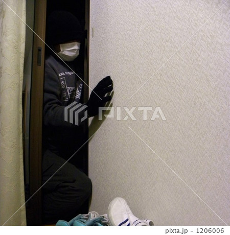 カギのかかっていない家の2階から侵入を試みる泥棒 1206006
