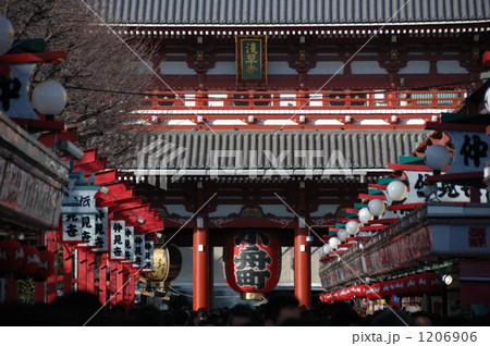 仲見世からの浅草寺の宝蔵門 1206906