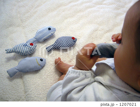 手作りおもちゃで遊ぶ赤ちゃんの写真素材
