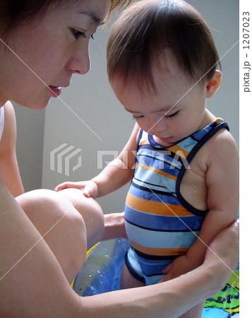 初めてのプール 水遊び 初めてのプール 水遊び 1207023