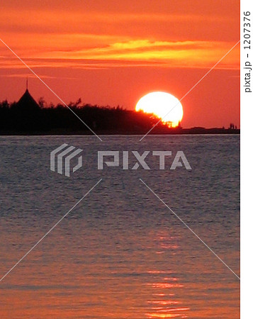 ニューカレドニアの美しい夕焼けカナール島影 ニューカレドニアの美しい夕焼けカナール島影 1207376