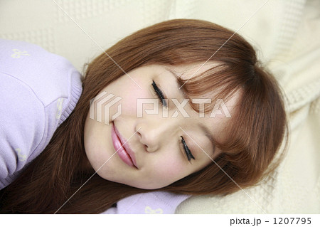 Women to relax in the room 1207795