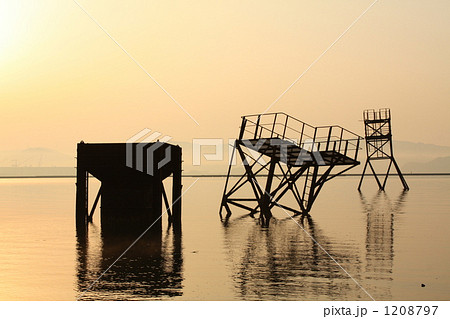 朝焼けの造船所跡 1208797