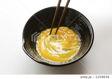 生卵を箸でかき混ぜるの写真素材
