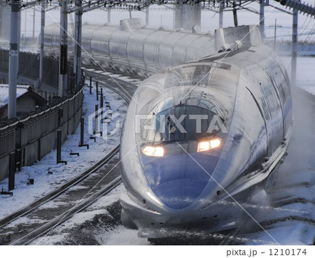 スプリンクラーの中を行く５００系のぞみ 1210174