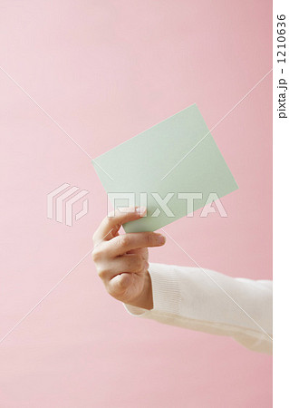 カードを持つ女性の手 1210636