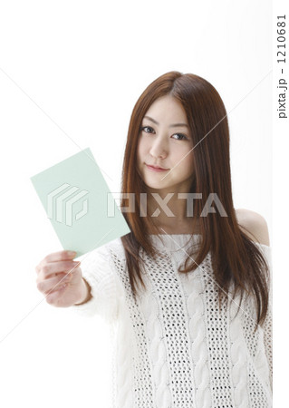 カードを持つ女性 1210681