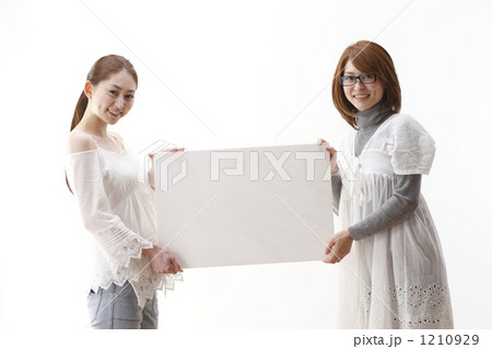 ホワイトボードを持つ女性 1210929