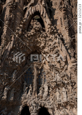 古い彫刻のあるサクラダファミリアの教会の正面 古い彫刻のあるサクラダファミリアの教会の正面 1211213