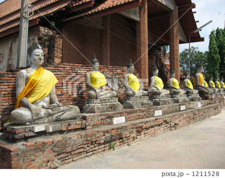 回廊に並ぶ仏像 1211528