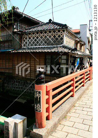 伊豆下田ペリーロードレトロな町並みと赤い橋 1213130