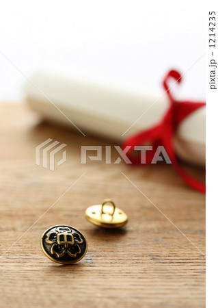 卒業証書と学生服の第二ボタン 卒業証書と学生服の第二ボタン 1214235