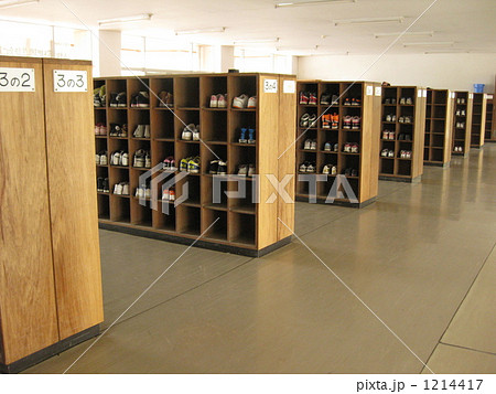 中学校の下駄箱 1214417