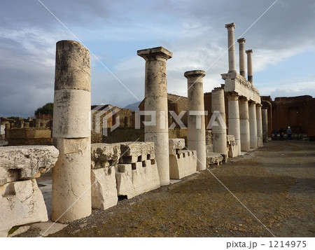 ポンペイ古代遺跡の柱 1214975