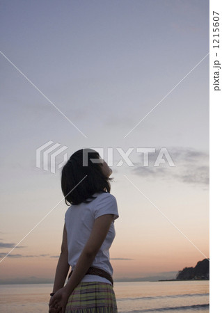 空を見上げる 空を見上げる 1215607